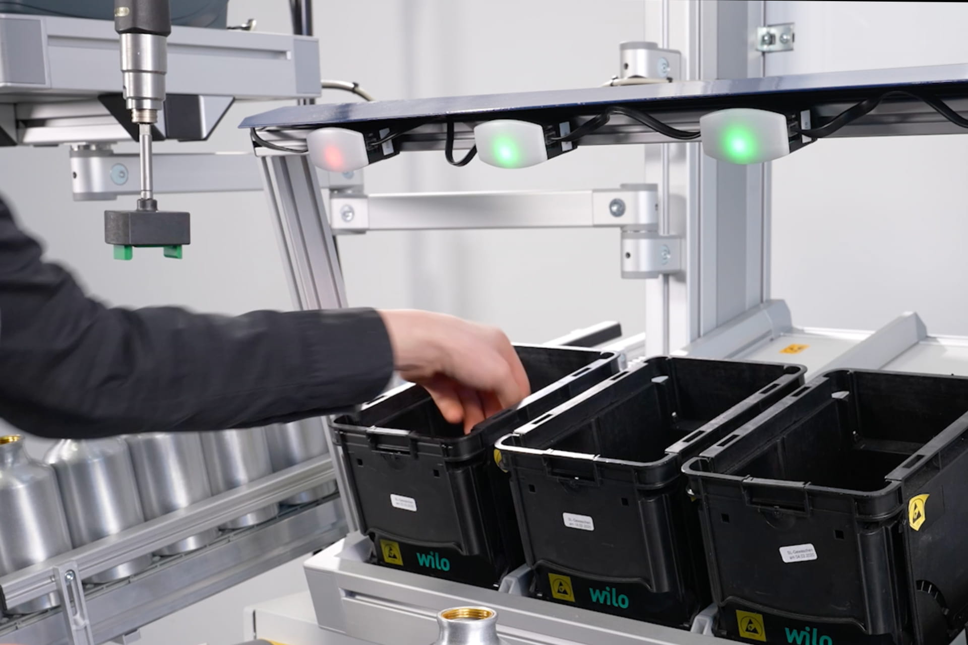 With the innovative SOMA flexAssistant and Pick by Light system, assembly processes can be made more efficient and errors in production minimised.