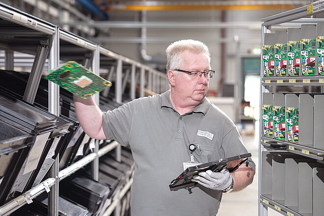 Effiziente Arbeitsabläufe durch die papierlose Fertigung und Montage mit SOMA flexAssistant