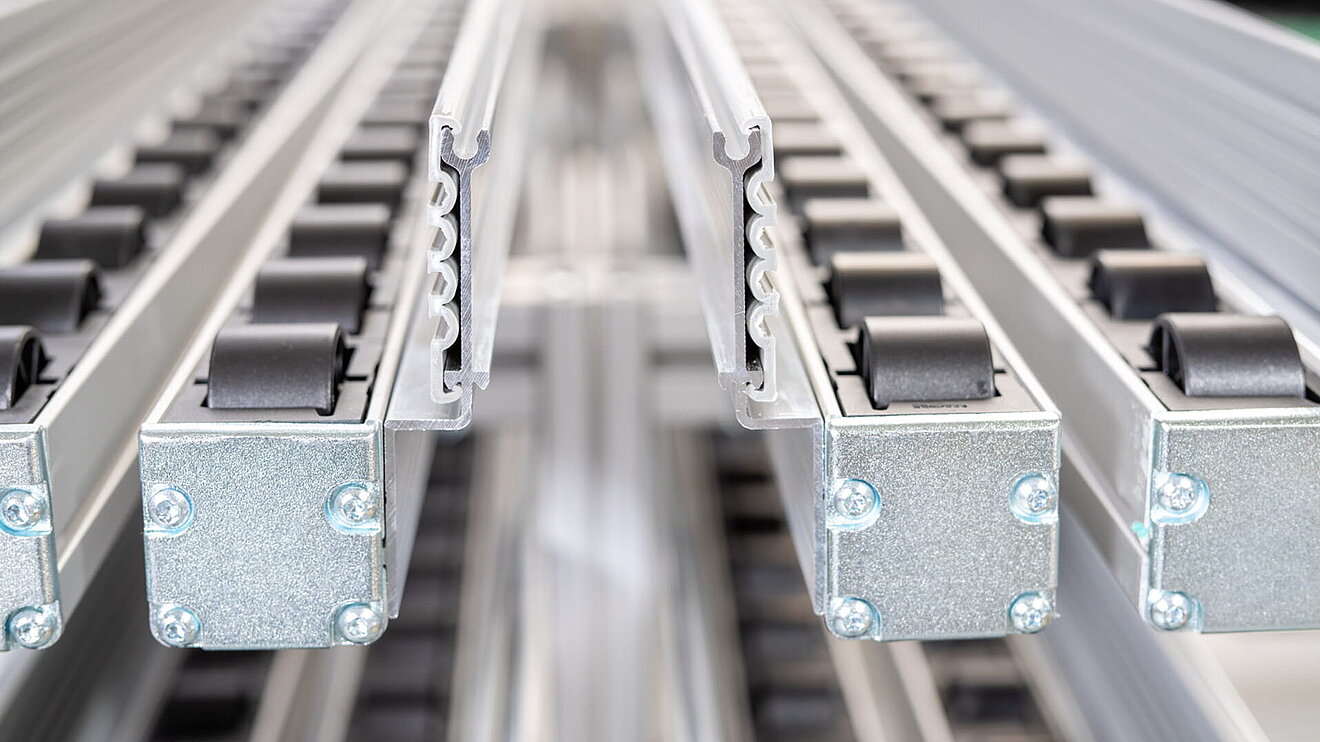 Um ein Pick by oder Pick to Light System in Ihre Montage zu integrieren, müssen Sie zunächst einige Voraussetzungen schaffen, die wir als Lösungsanbieter und etablierter Systemlieferant mit über 50 Jahren Erfahrung gemeinsam mit Ihnen umsetzen.