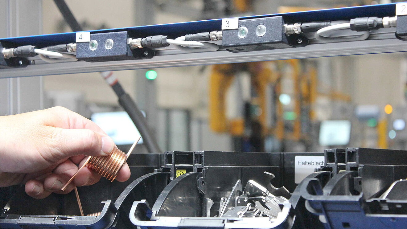 "Pick-by-Light" and "Pick-to-Light" are similar picking methods that use light signals and are integrated into the warehouse management software or digital worker assistance system for assembly, manufacturing and production.