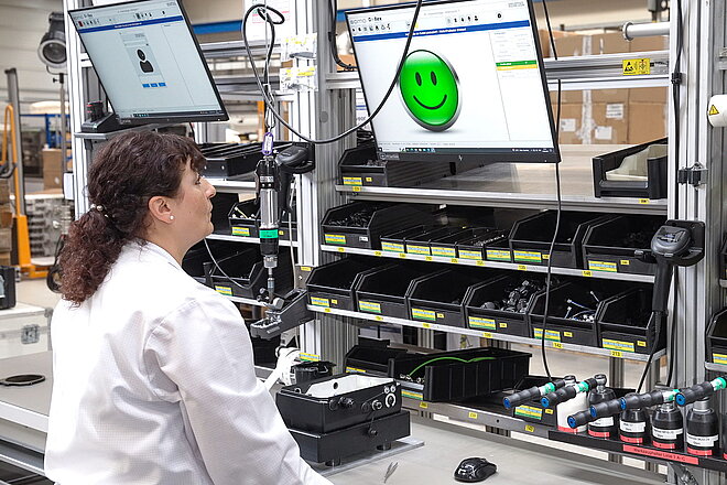 Vorteile der papierlosen Fertigung mit dem SOMA flexAssistant Werkerassistenzsystem